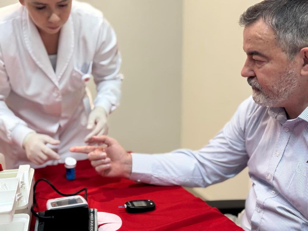 CGE formaliza Plano de Qualidade de Vida dos servidores e reforça valorização do corpo funcional - Teste de glicemia em parceria com o MT Saúde